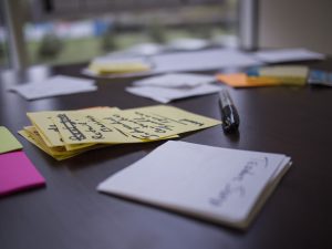 post-it posé sur une table