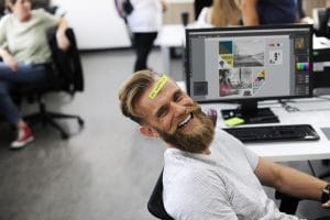 homme heureux au travail