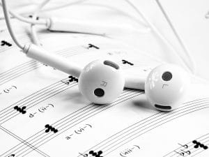 écouteur de musique sur un cachier