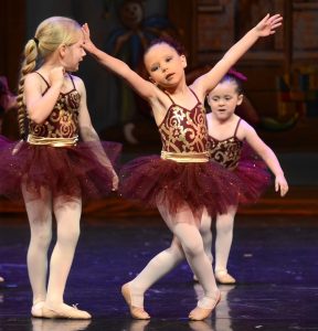 filles qui font de la danse classique