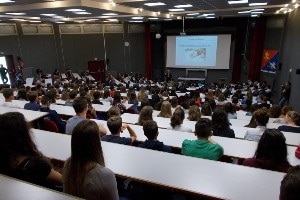 Elèves du lycée Mongazon en conférence sur l'insertion professionnelle