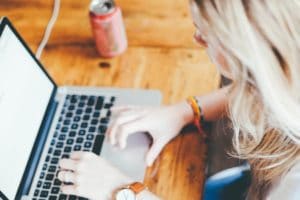 fille en train d'écrire sur pc